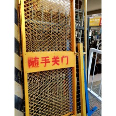 施工電梯門